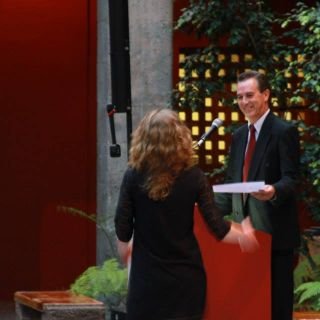Claire Lippmann - Recibiendo Certificado Día Mundial del Arte, Ciudad de México.