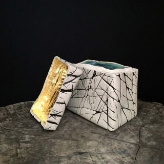 Claire Lippmann - Cerámica de alta temperatura, pella, vidriado, hoja dorada. Interior azul y hoja dorada.