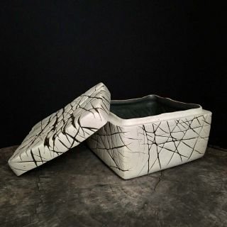 Claire Lippmann - Cerámica de alta temperatura, pella, vidriado, hoja dorada. Interior verde oscuro y hoja dorada.