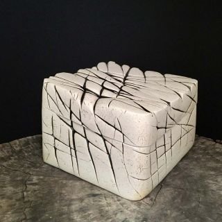 Claire Lippmann - Cerámica de alta temperatura, pella, vidriado, hoja dorada. Interior negro.