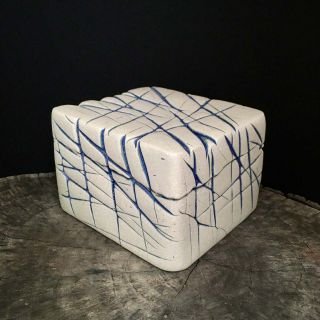 Claire Lippmann - Cerámica de alta temperatura, pella, vidriado. Interior sellado – esta caja no se abre.